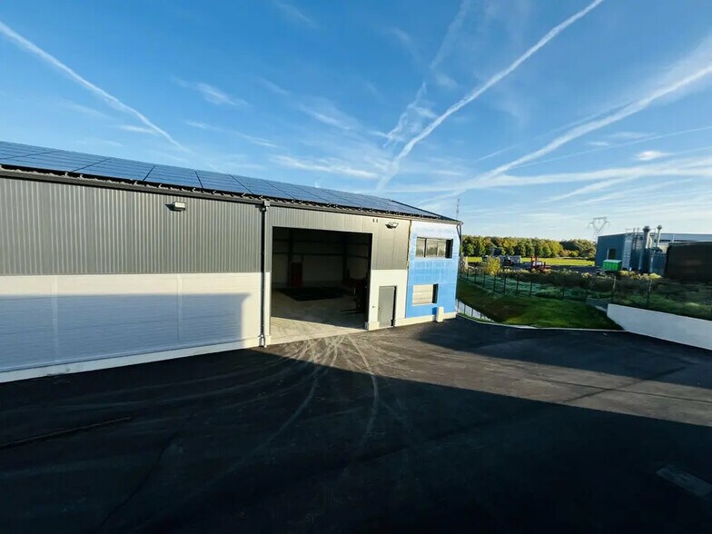 Local d’activités dans Saint-Jean-de-la-Neuville à louer - Photo de l’immeuble – Image 1 sur 7
