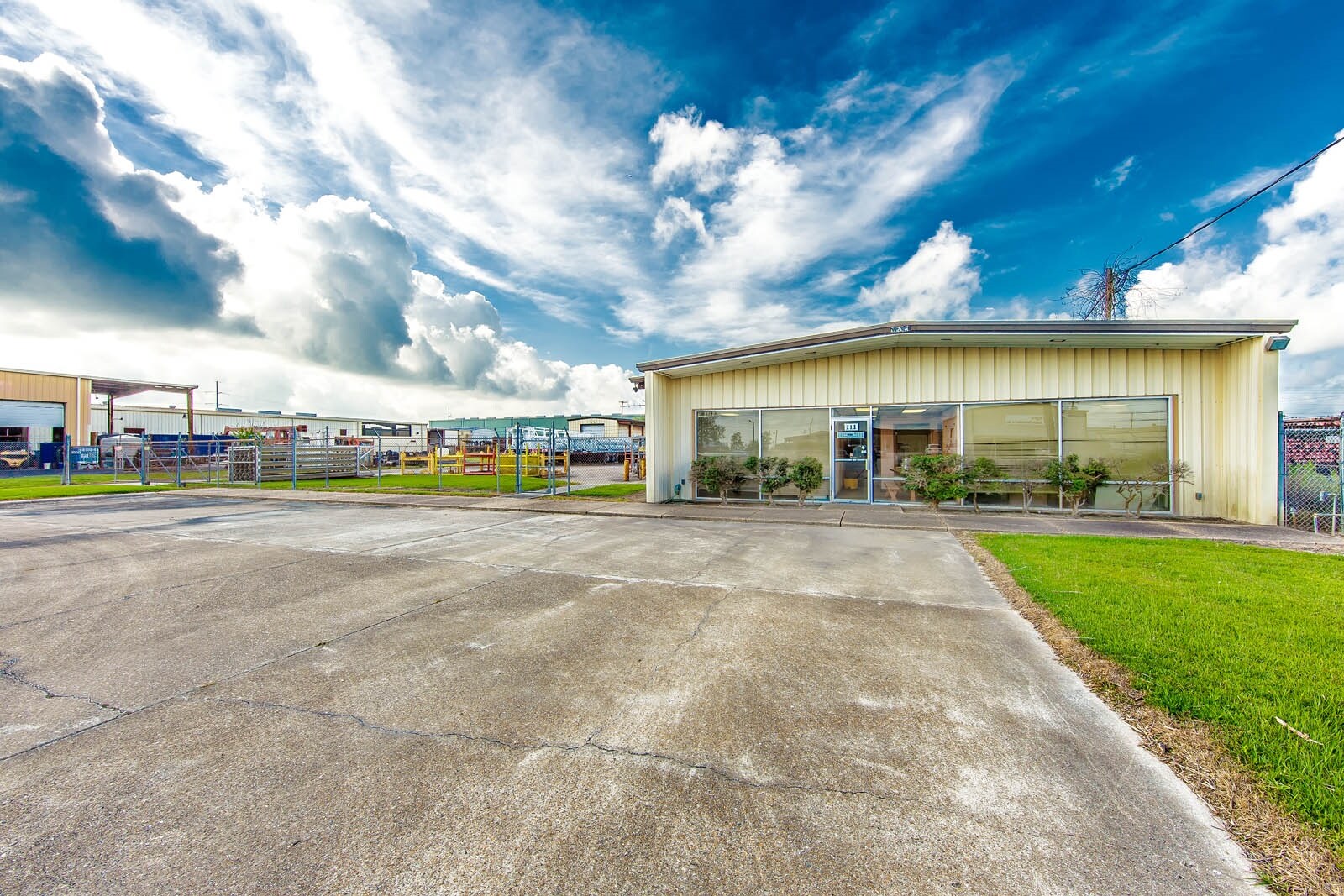 111 Dickson Rd, Houma, LA à louer Photo principale– Image 1 sur 5