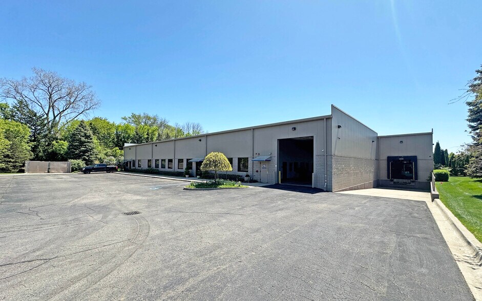 22960 Venture Dr, Novi, MI à louer - Photo de l’immeuble – Image 2 sur 9