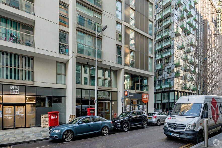 38 Lanterns Way, Londres à louer - Photo de l’immeuble – Image 2 sur 2