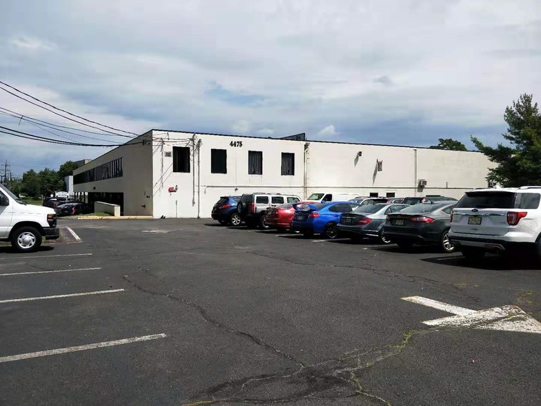 4475 S Clinton Ave, South Plainfield, NJ à louer - Photo de l’immeuble – Image 1 sur 3