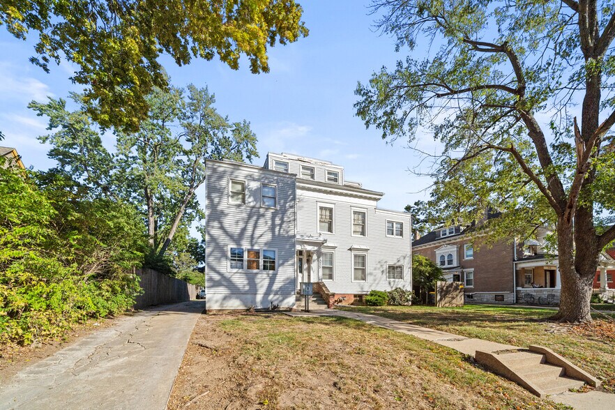 3933 Warwick Blvd, Kansas City, MO à vendre - Photo de l’immeuble – Image 3 sur 22