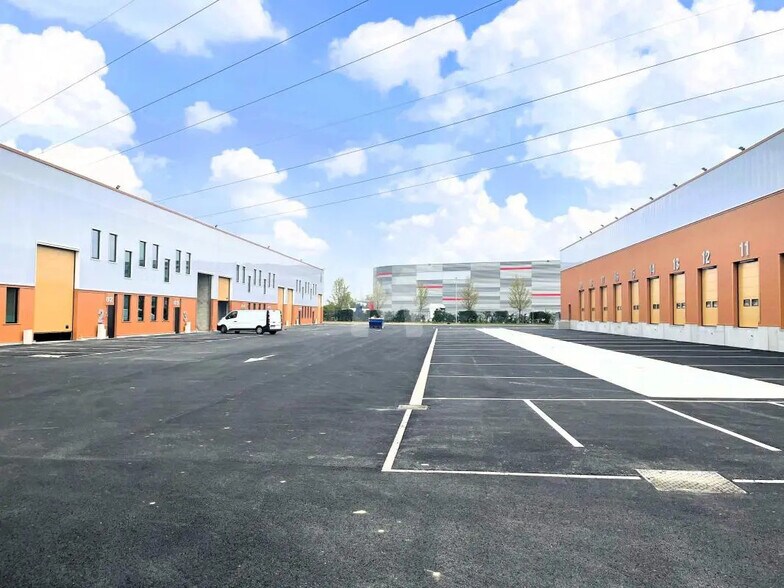 Local d’activités dans Le Coudray-Montceaux à louer - Photo de l’immeuble – Image 1 sur 10