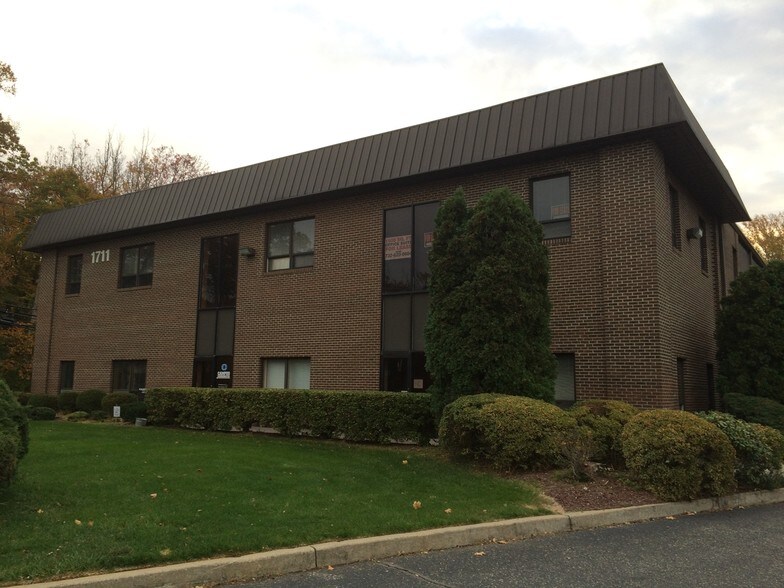 1711 Ginesi Dr, Freehold, NJ à louer - Photo de l’immeuble – Image 1 sur 7