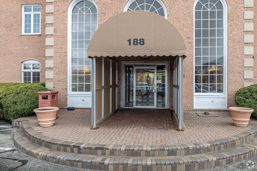 188 Industrial Dr, Elmhurst, IL à louer - Photo de l’immeuble – Image 2 sur 5