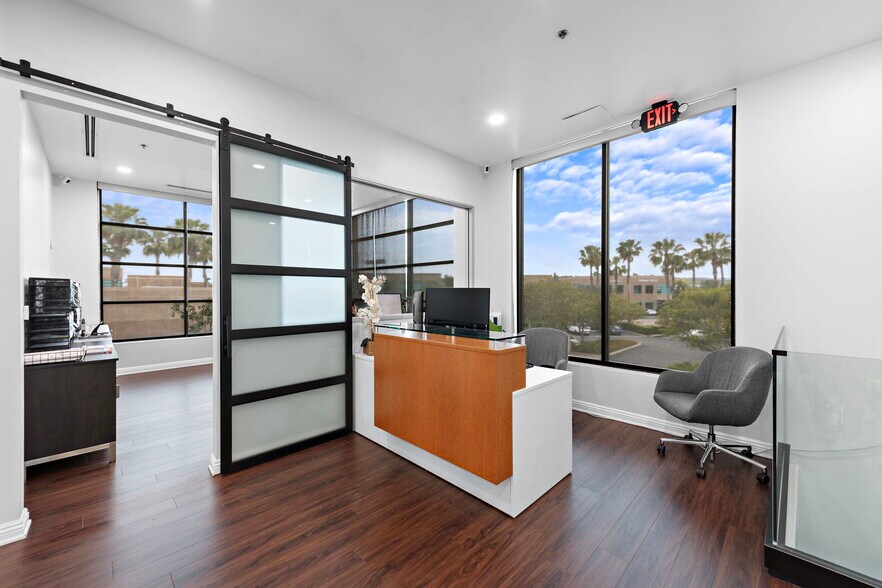 9090 Irvine Center Dr, Irvine, CA à vendre - Photo intérieure – Image 2 sur 8