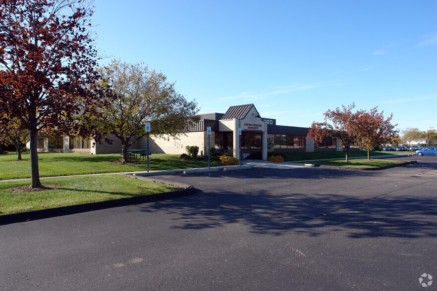 12220 E 13 Mile Rd, Warren, MI à vendre - Photo de l’immeuble – Image 2 sur 2