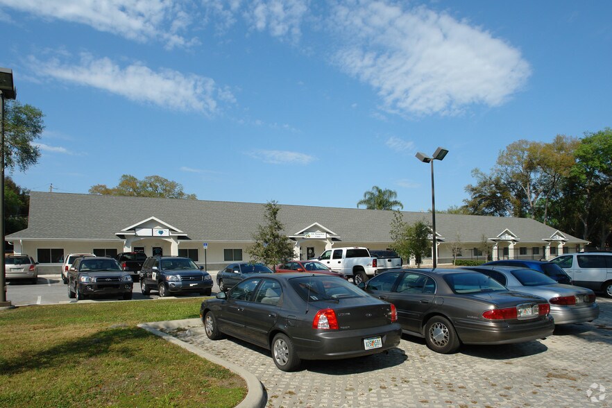 421-437 Lithia Pinecrest Rd, Brandon, FL à louer - Photo de l’immeuble – Image 2 sur 8
