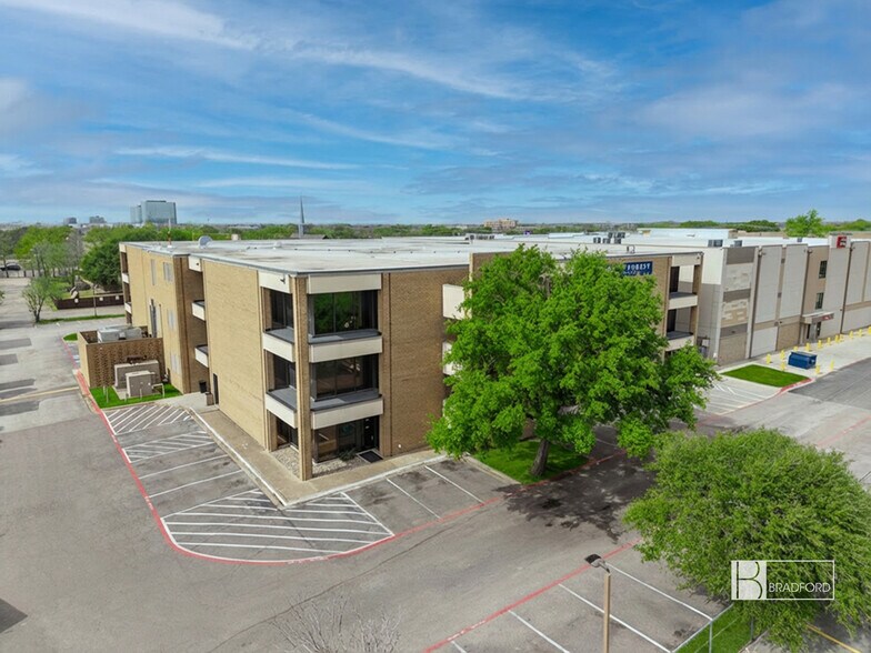 3530 Forest Ln, Dallas, TX à louer - Photo de l’immeuble – Image 3 sur 6