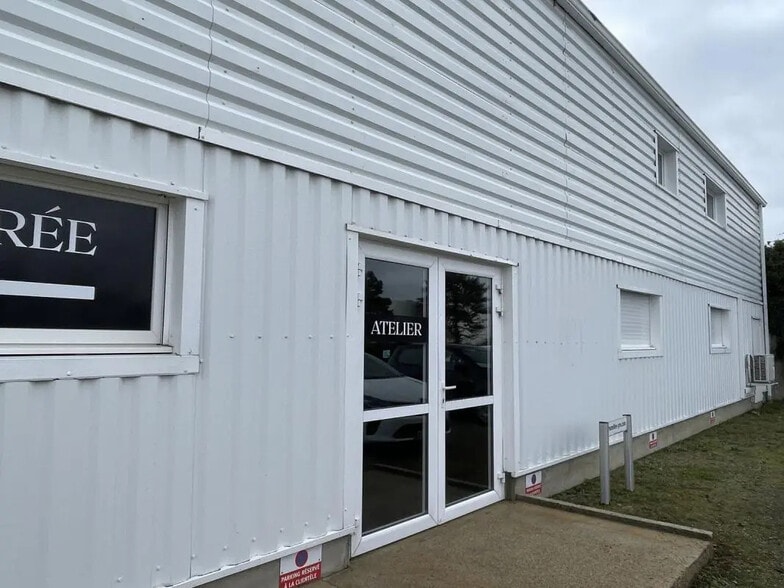 Local d’activités dans Theix-Noyalo à louer - Photo de l’immeuble – Image 2 sur 3