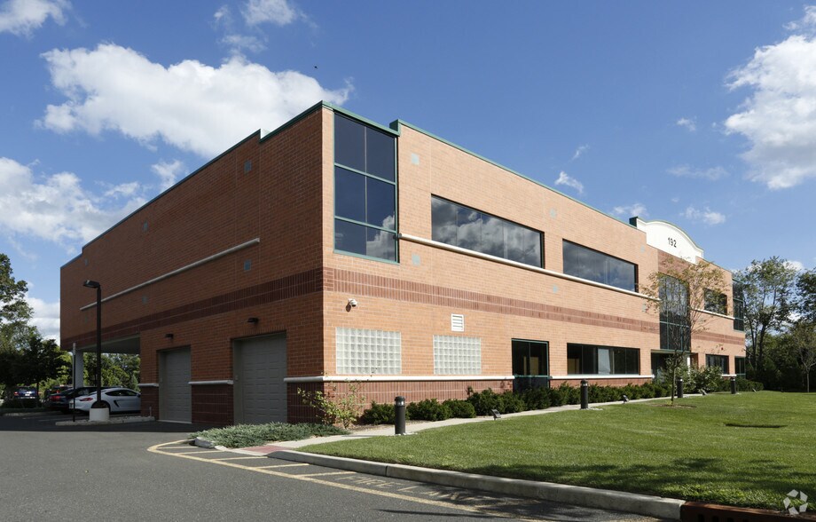 192 Summerhill Rd, East Brunswick, NJ à louer - Photo principale – Image 1 sur 11