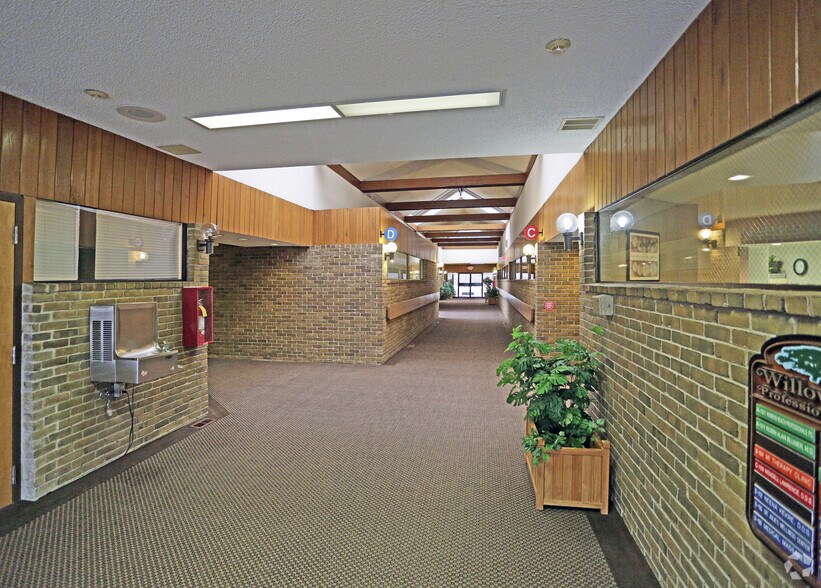 25865 W 12 Mile Rd, Southfield, MI à louer - Photo de l’immeuble – Image 2 sur 4