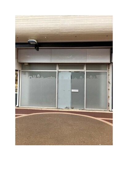 Local commercial dans Élancourt à louer - Photo de l’immeuble – Image 3 sur 8