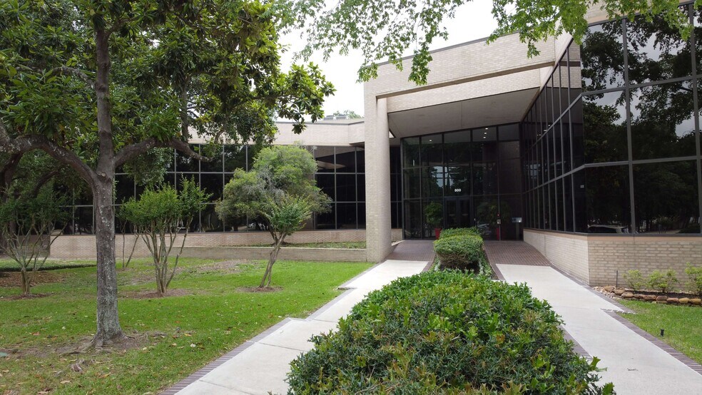 800 Rockmead Dr, Kingwood, TX à louer - Photo de l’immeuble – Image 3 sur 15