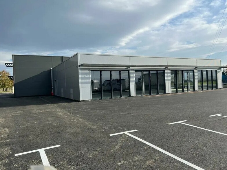 Local commercial dans La Côte-Saint-André à louer - Photo de l’immeuble – Image 3 sur 9