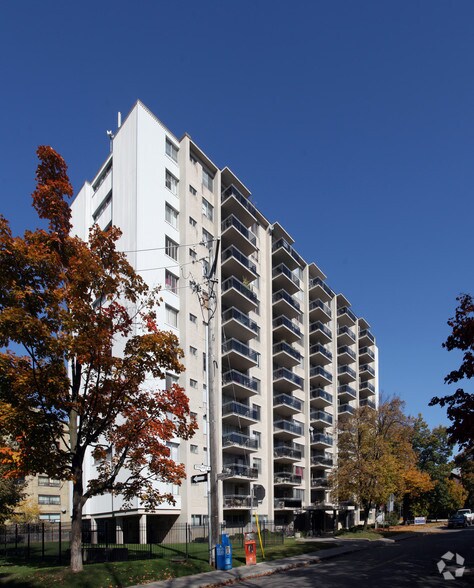 30 Springhurst Ave, Toronto, ON à vendre - Photo de l’immeuble – Image 2 sur 2