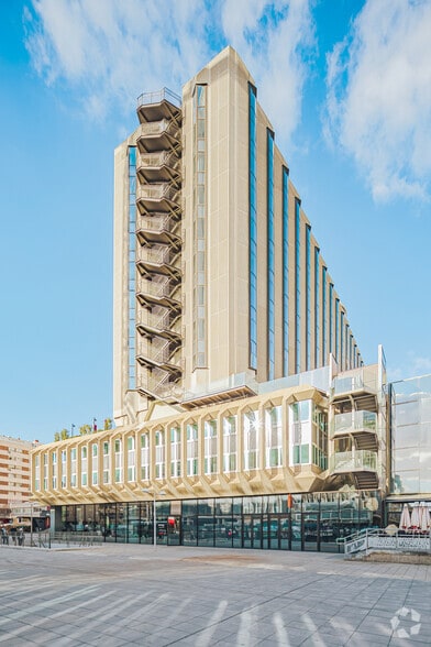 Plaza de Carlos Trías Bertrán, 4, Madrid, Madrid à louer - Photo de l’immeuble – Image 3 sur 7
