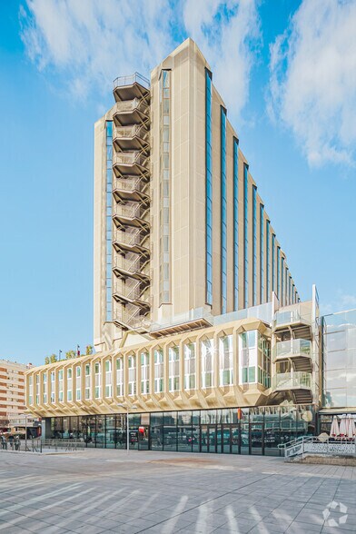Plaza de Carlos Trías Bertrán, 4, Madrid, Madrid à louer - Photo de l’immeuble – Image 3 sur 7