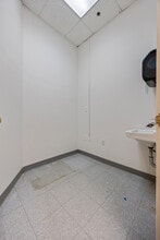 200-12 44th Ave, Bayside, NY à louer Photo intérieure– Image 2 sur 5