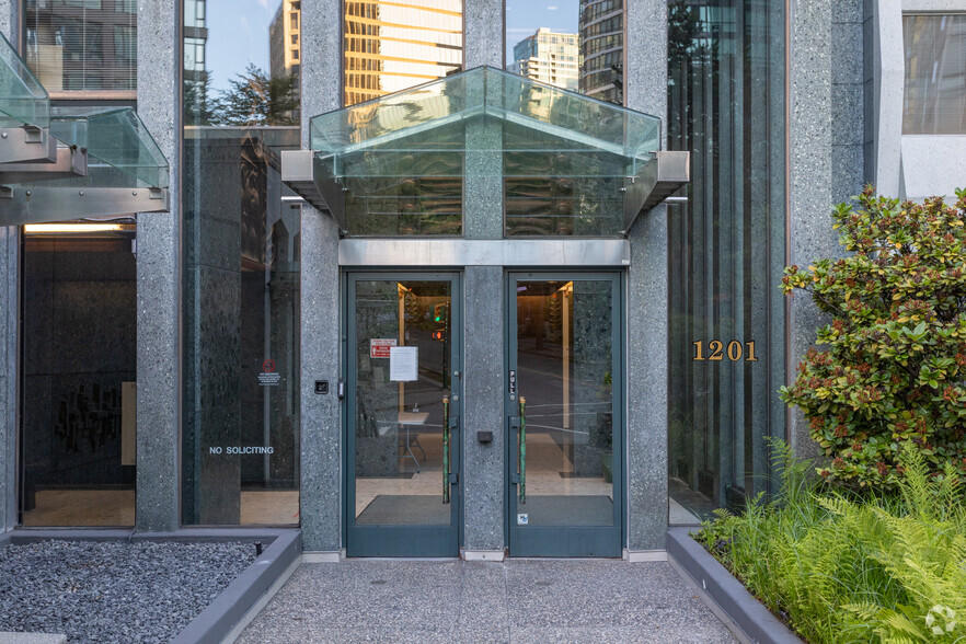 1201 W Pender St, Vancouver, BC à louer - Photo de l’immeuble – Image 1 sur 10