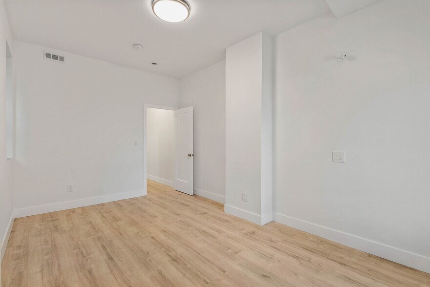 1326 Point Breeze Ave, Philadelphia, PA à louer - Photo de l’immeuble – Image 2 sur 17