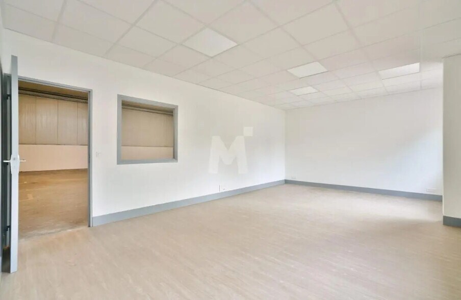 Bureau dans Évry-Courcouronnes à louer - Photo de l’immeuble – Image 3 sur 12