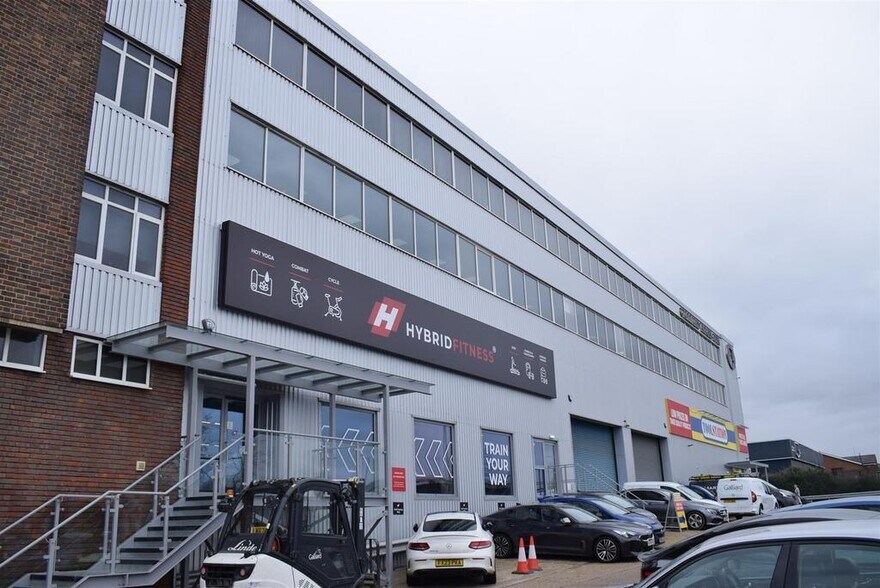 214-215 Langston Rd, Loughton à louer - Photo de l’immeuble – Image 2 sur 48
