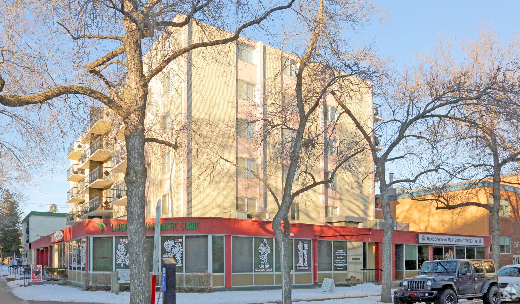 11212 102nd Ave NW, Edmonton, AB à louer Photo principale– Image 1 sur 3