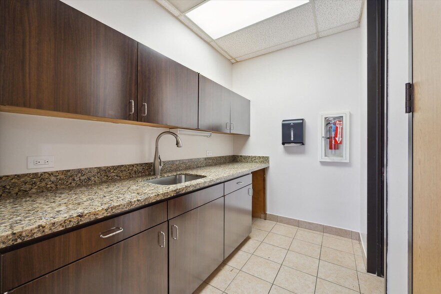 560 Blossom St, Webster, TX à louer - Photo de l’immeuble – Image 3 sur 10