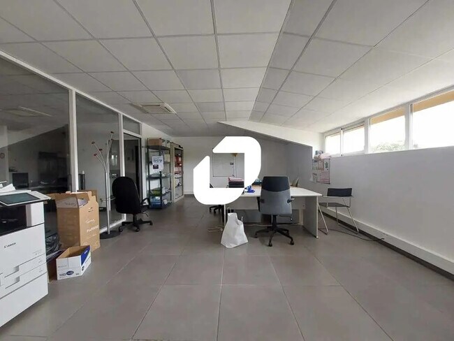 Plus de détails pour Bureau, Local d'activités à louer
