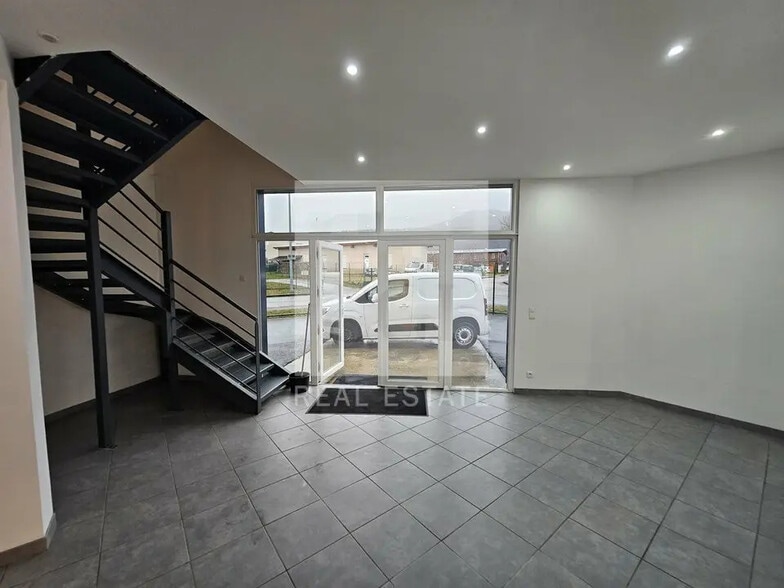 Local d'activités dans Chapareillan à vendre - Hall d’entrée – Image 3 sur 14