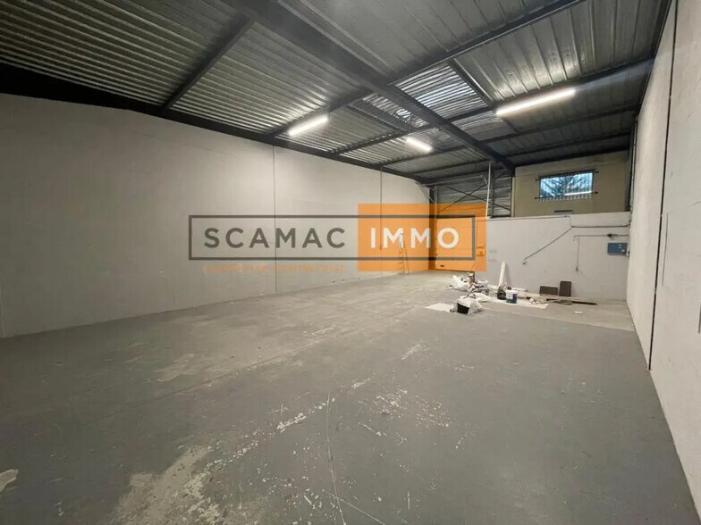Local d’activités dans  à louer - Photo de l’immeuble – Image 3 sur 4