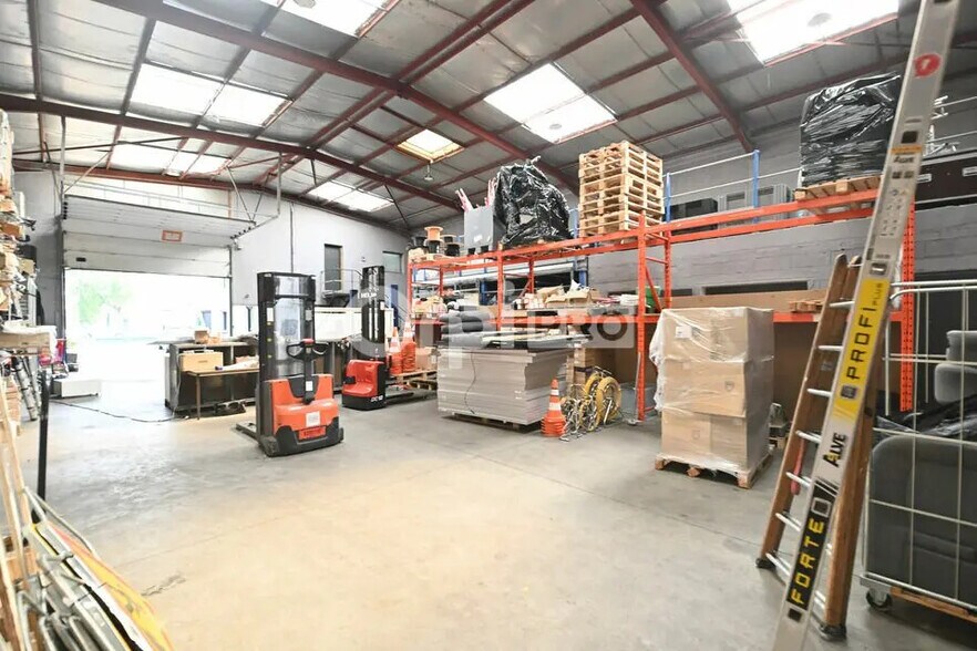 Local d'activités dans Feyzin à vendre - Photo de l’immeuble – Image 3 sur 12
