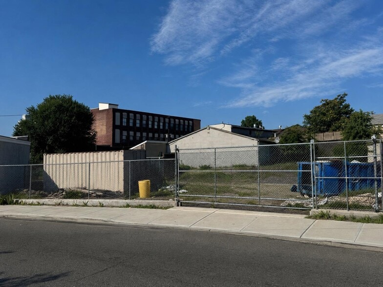 562 E 18th St, Paterson, NJ à louer - Photo principale – Image 1 sur 9