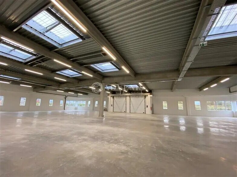 Bureau dans Élancourt à louer - Photo de l’immeuble – Image 1 sur 4