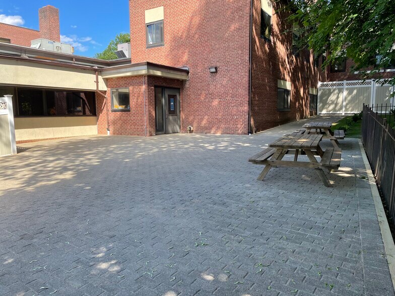 272 N Bedford Rd, Mount Kisco, NY à louer - Photo de l’immeuble – Image 2 sur 17