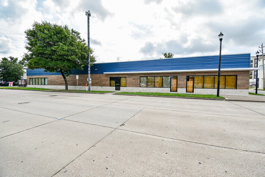 2323 San Jacinto St, Houston, TX à louer - Photo de l’immeuble – Image 1 sur 12