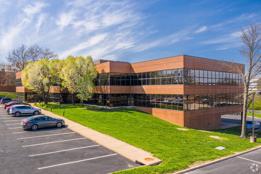 1585 Woodlake Dr, Town And Country, MO à louer - Photo de l’immeuble – Image 1 sur 6
