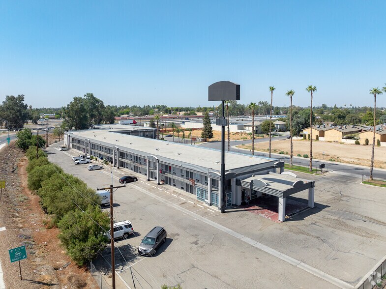 2700 White Ln, Bakersfield, CA à vendre - Photo principale – Image 1 sur 36