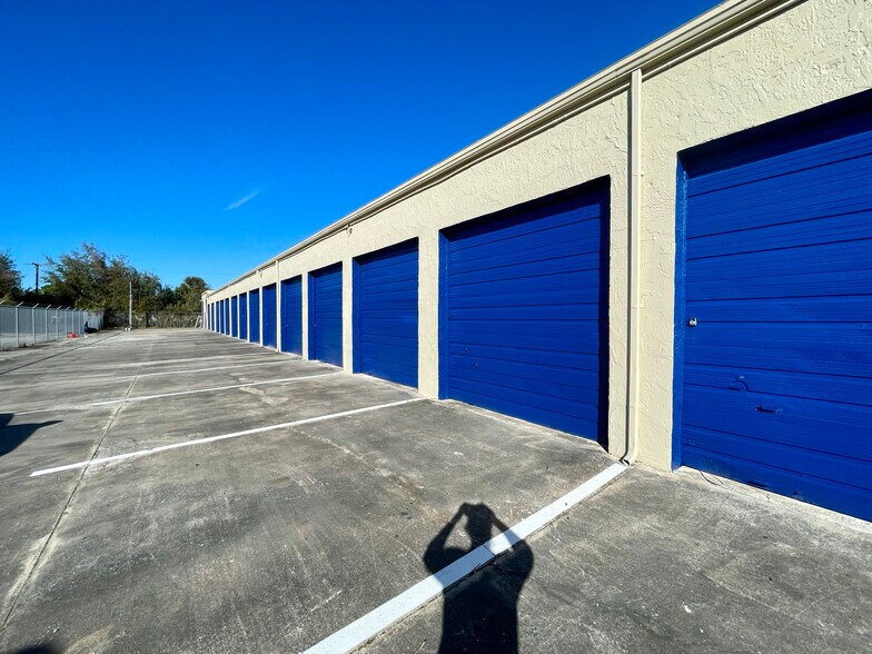2894 Dusa Dr, Melbourne, FL à louer - Photo de l’immeuble – Image 2 sur 6