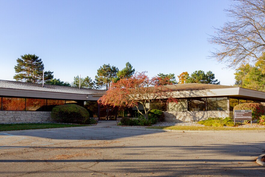 618 S Creyts Rd, Lansing, MI à louer - Photo principale – Image 1 sur 3