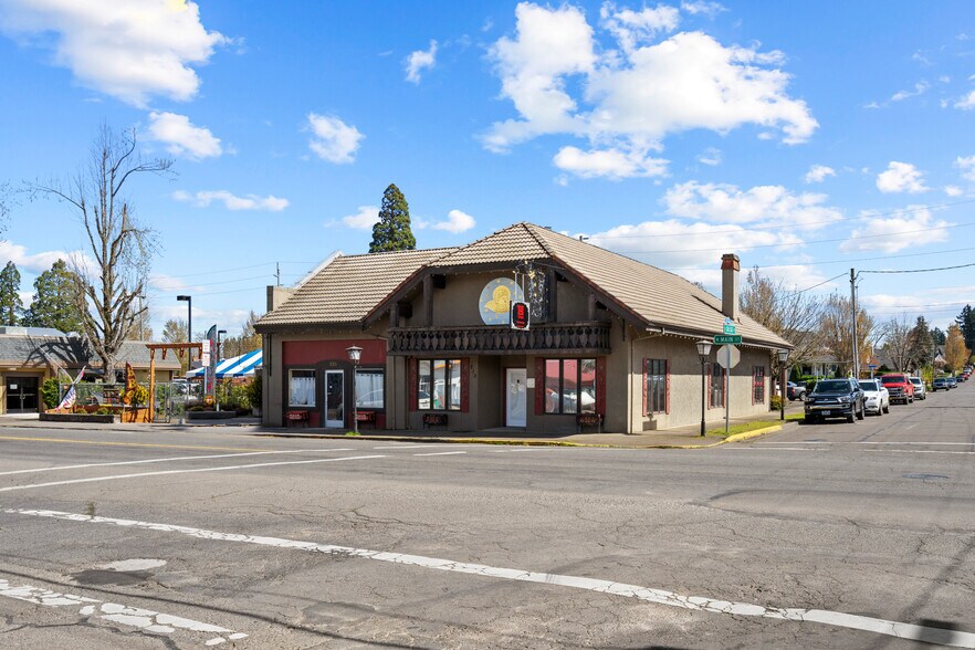 215-225 N Main St, Mount Angel, OR à vendre - Photo de l’immeuble – Image 2 sur 13
