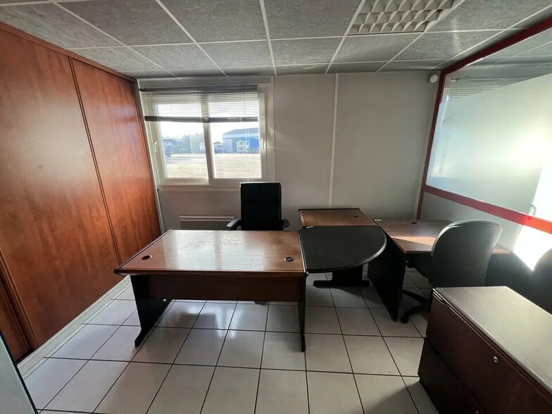 Local d’activités dans Tancarville à louer - Photo de l’immeuble – Image 3 sur 5