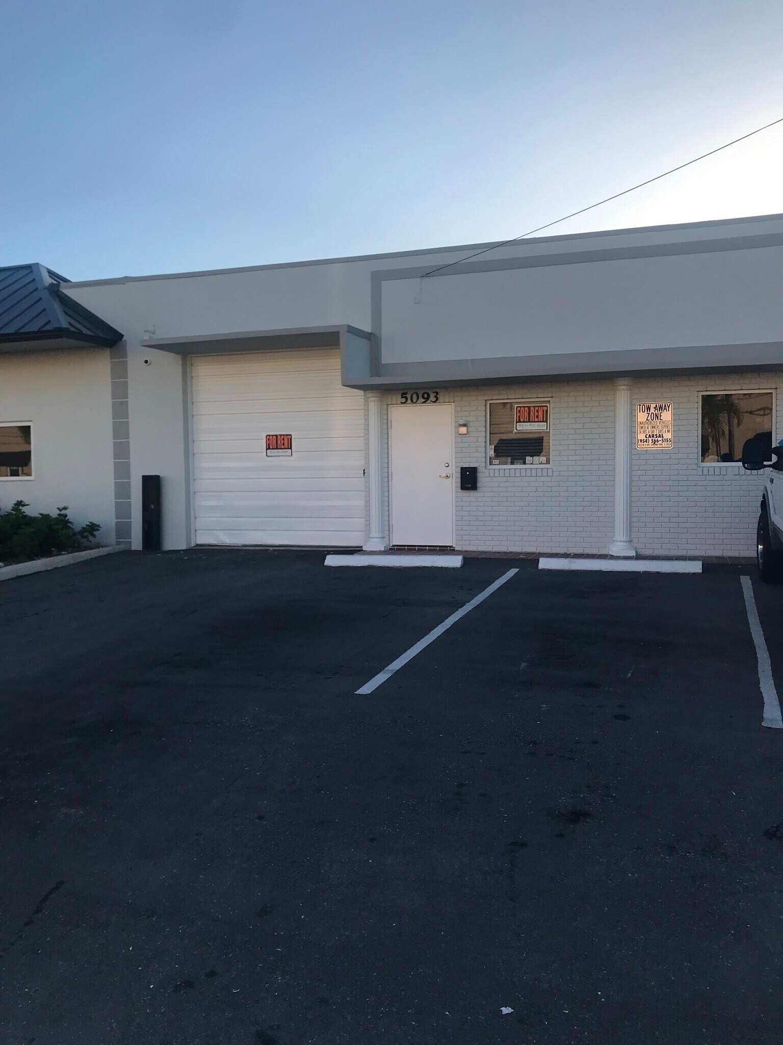 5093-5095 NE 12th Ave, Oakland Park, FL à louer Photo de l’immeuble– Image 1 sur 6