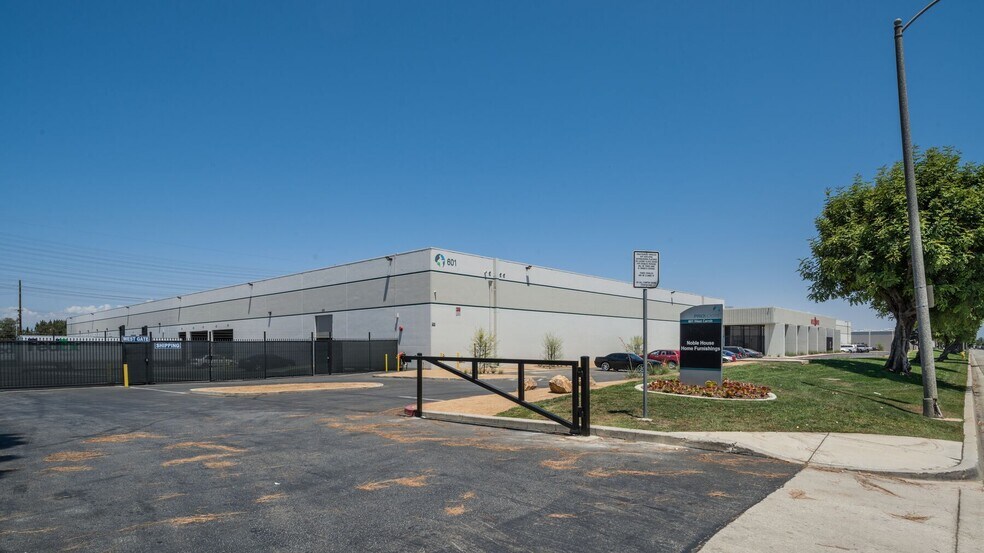 601 W Carob St, Compton, CA à louer - Photo de l’immeuble – Image 2 sur 6