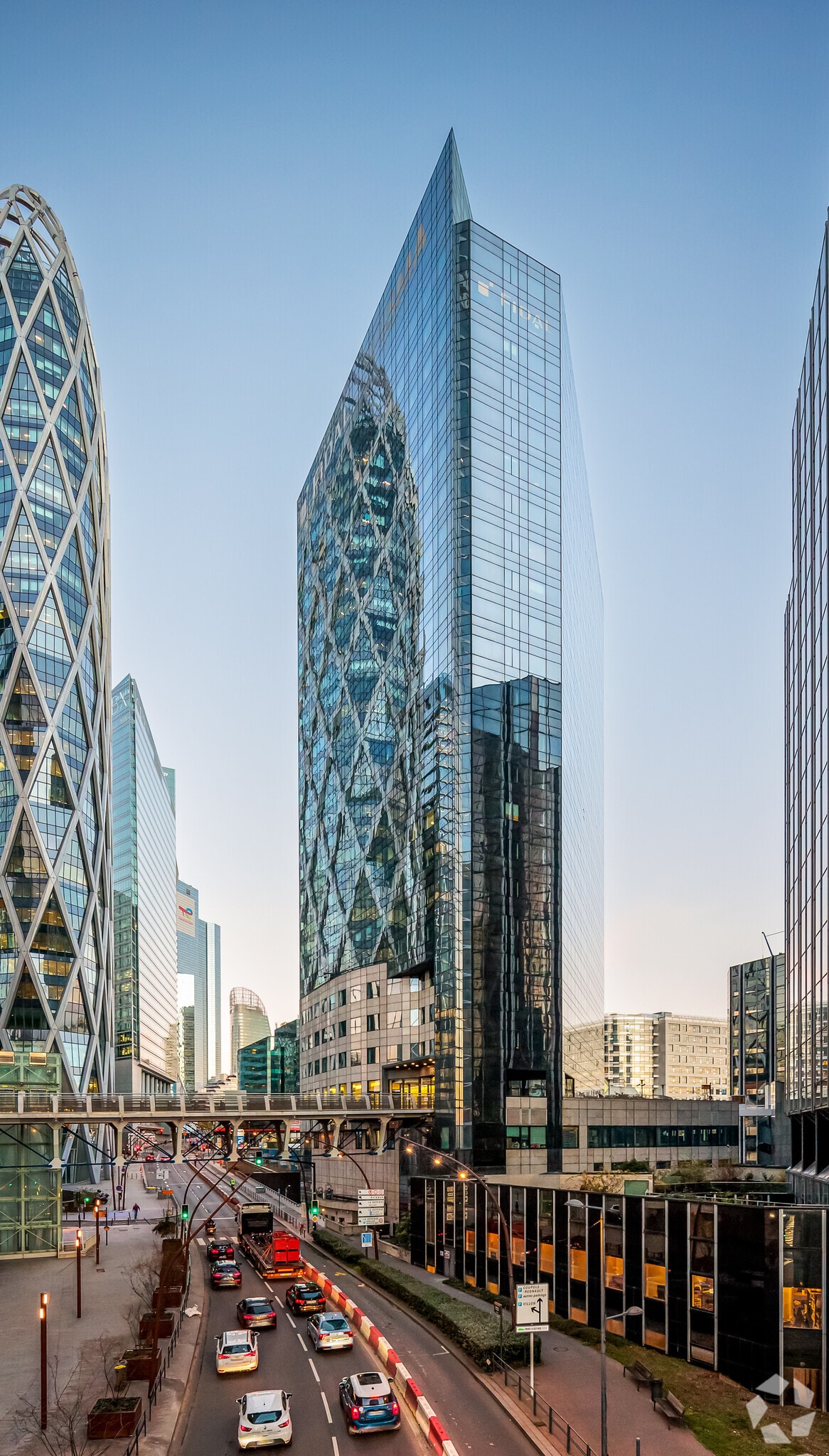 4 Avenue D'Alsace, Courbevoie à louer Photo principale– Image 1 sur 8