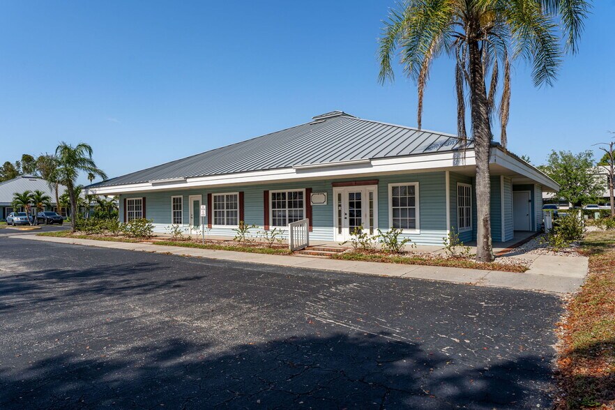 40 Barkley Cir, Fort Myers, FL à louer - Photo de l’immeuble – Image 2 sur 11