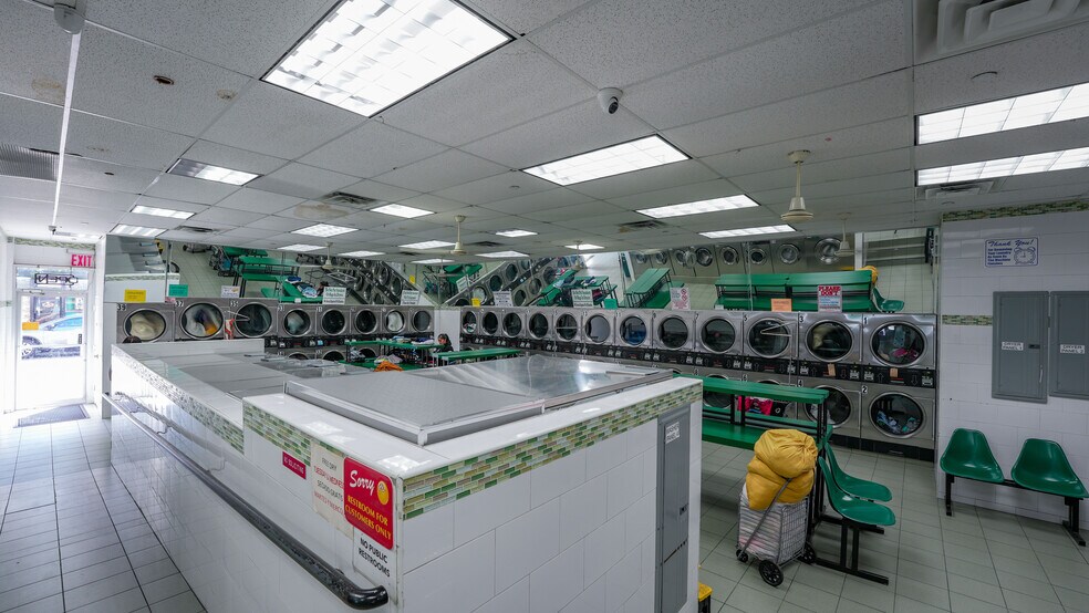 318 Knickerbocker Ave, Brooklyn, NY à vendre - Photo de l’immeuble – Image 2 sur 9