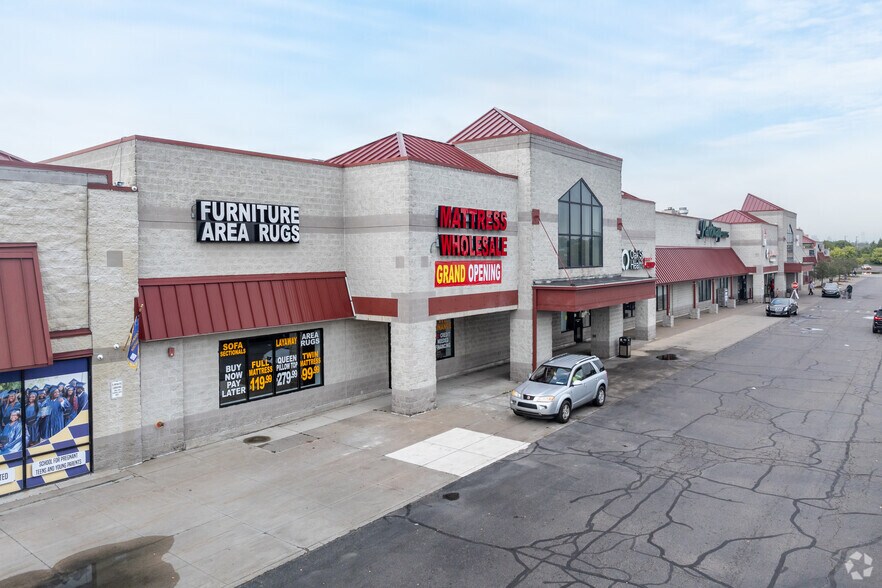 11250 E Jefferson Ave, Detroit, MI à louer - Photo de l’immeuble – Image 3 sur 7