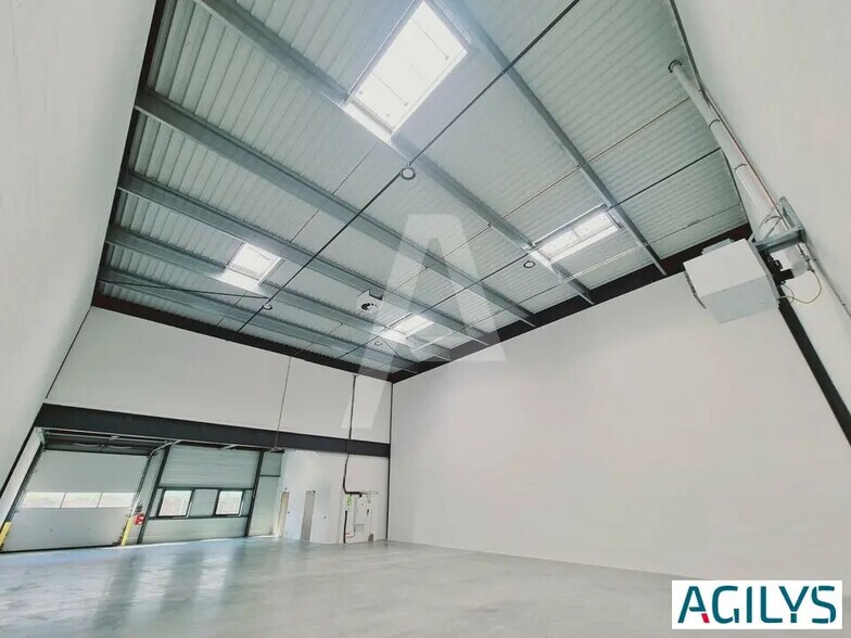 Local d’activités dans Corbeil-Essonnes à louer - Photo de l’immeuble – Image 1 sur 6